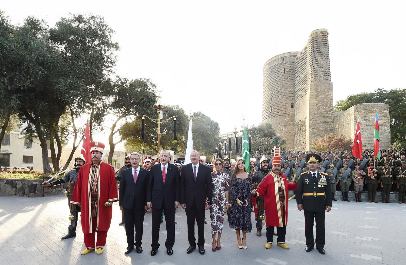 Президенты Турции и Азербайджана приняли военный парад в честь 100-летия 