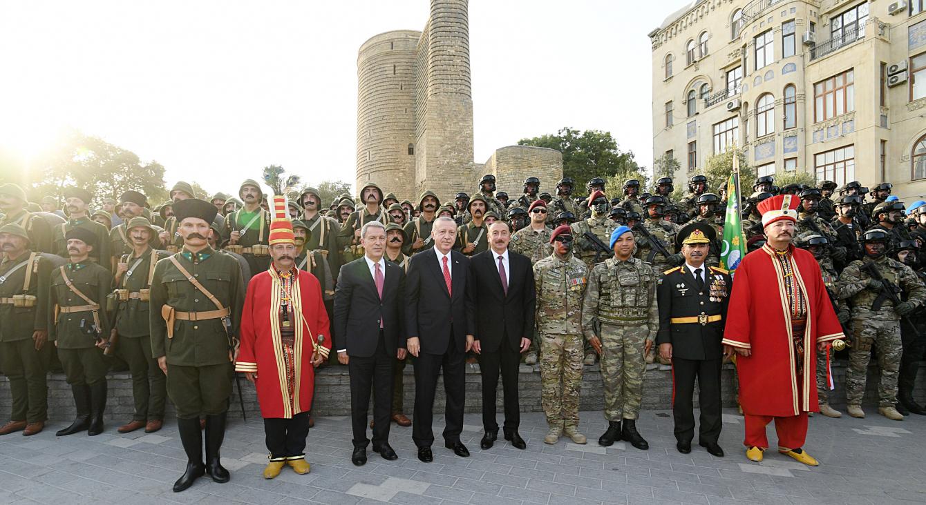Президенты Турции и Азербайджана приняли военный парад в честь 100-летия 