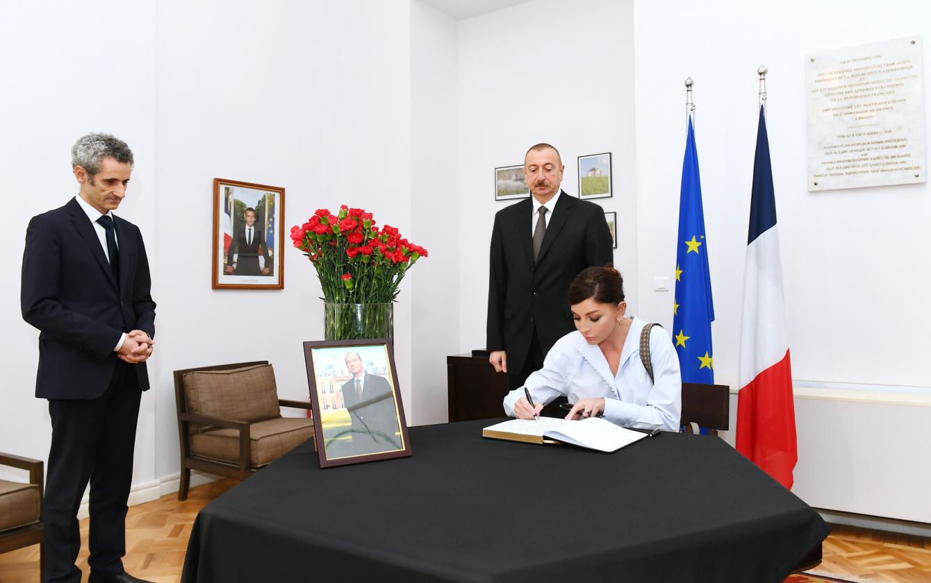 İlham Əliyev Fransanın ölkəmizdəki səfirliyində olub, sabiq Prezident Jak Şirakın vəfatı ilə əlaqədar başsağlığı verib -