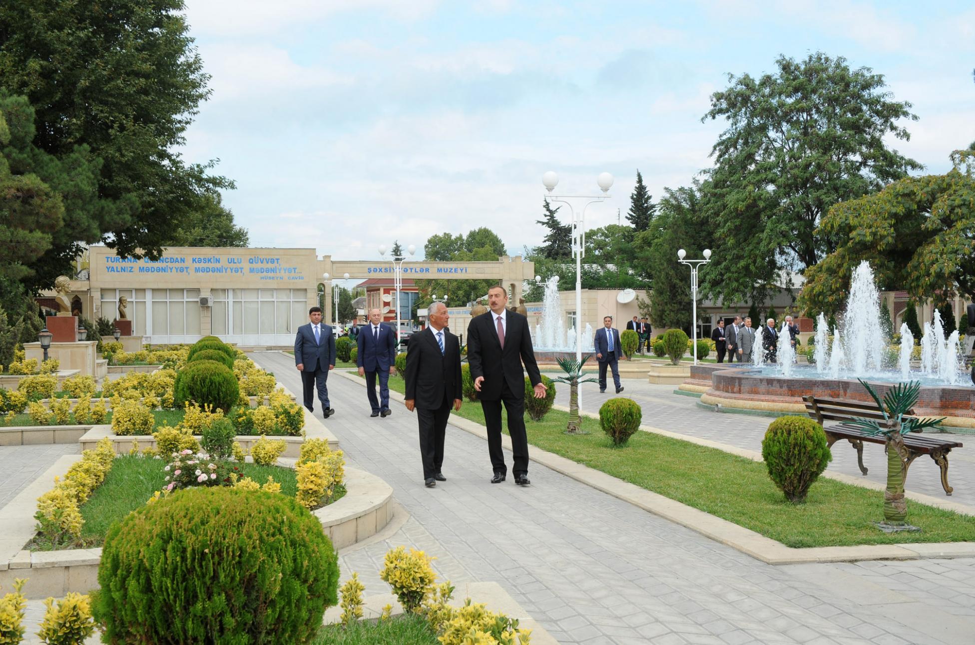 Азербайджан проблемы. Парк Гейдар Алиев Хачмаз. Хачмаз. President visiting Museum.