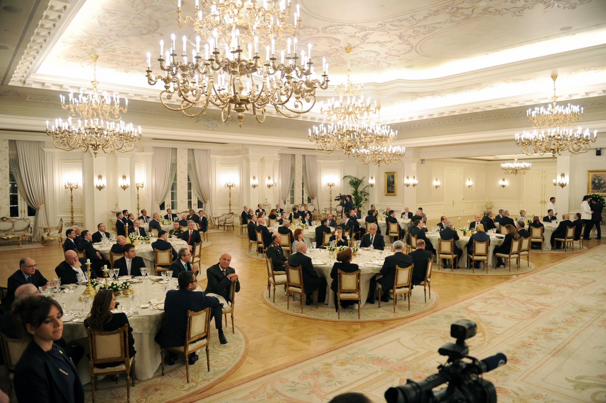 Обед президента азербайджанской Республики Ильхама Алиева. Государственный обед от имени президента в честь президента Турции.