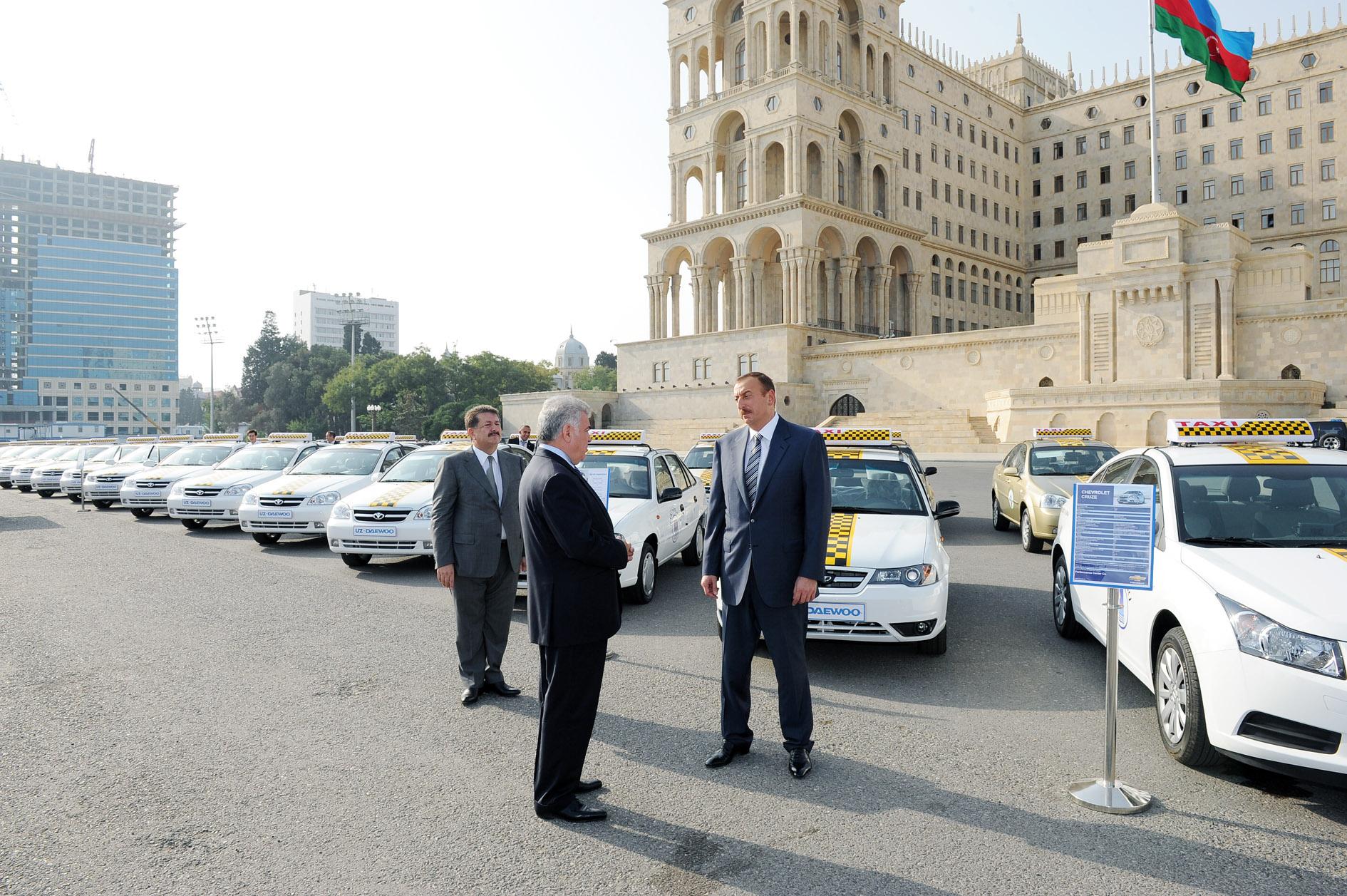 Такси в азербайджане. Автомобиль президента Азербайджана. Лондонское такси в Азербайджане. Таксисты в Баку.