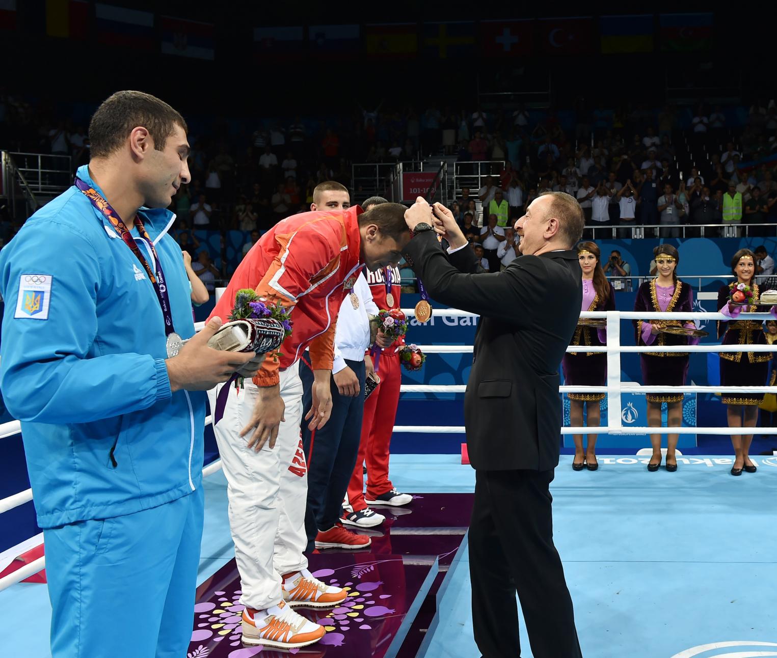 Спортсмен одержавший победу. Манукян боксер. Алиев вручил. Алиев вручил медаль армянину.