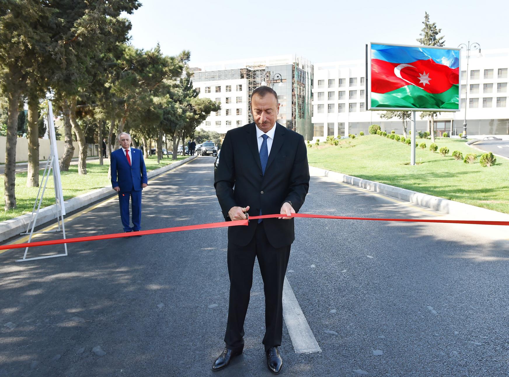 Президентская улица. Джавадхан 17 Баку. Гусейн Сеидзаде, 144a в Баку. Ilham Aliyev в очках.