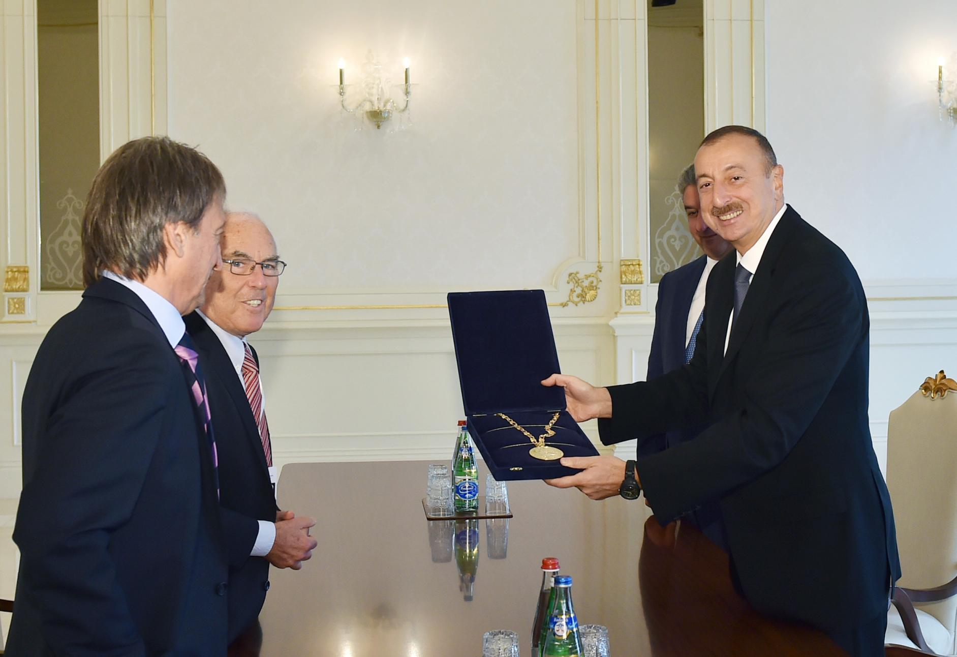 Кто был первым президентом международного комитета. Алиев вручил. Алиев вручил Лаврову. The President Plays.