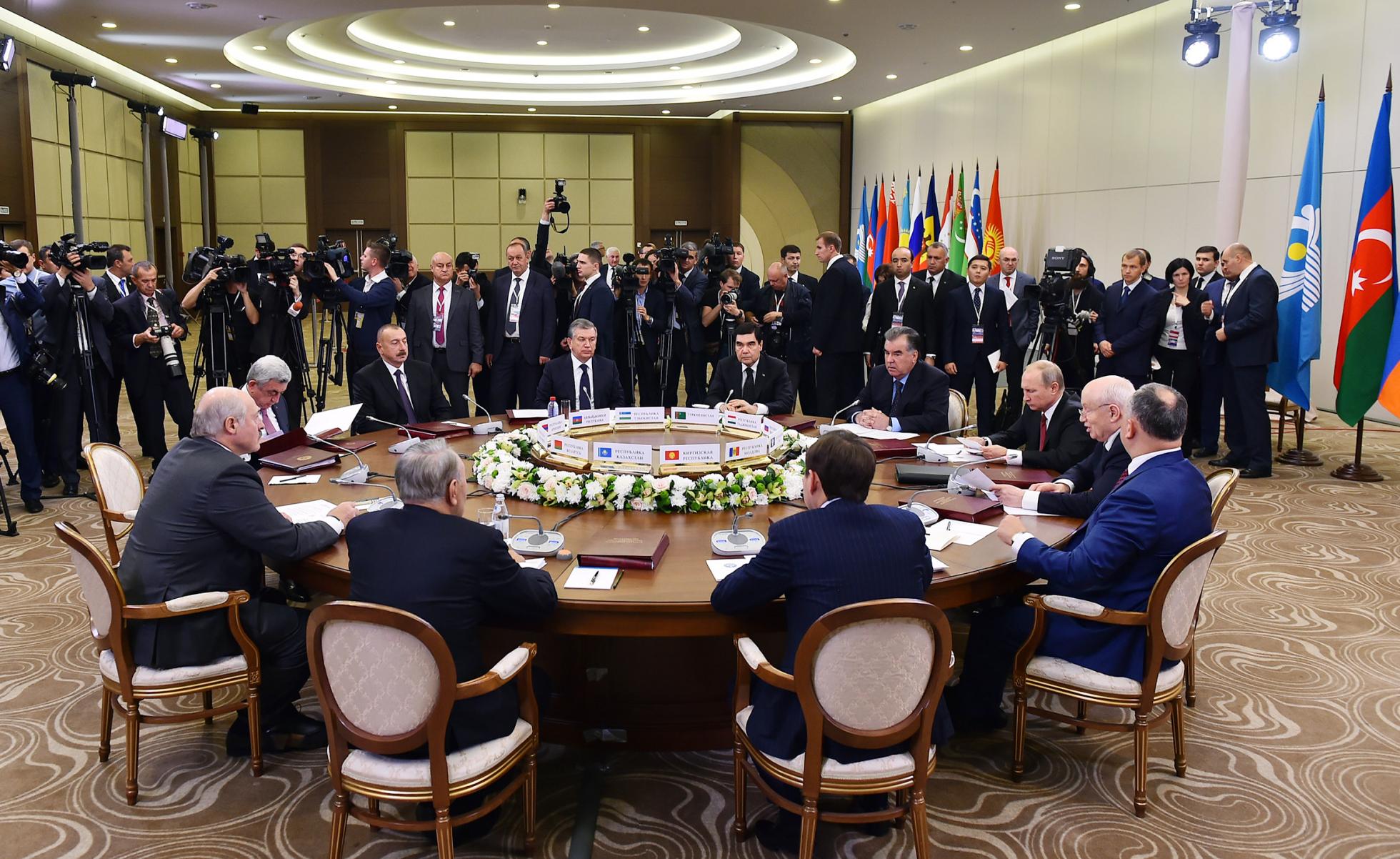 Глава саммита. Встреча государств. Переговоры между государствами. Стол переговоров с лидерами стран. Переговоры глав государств.
