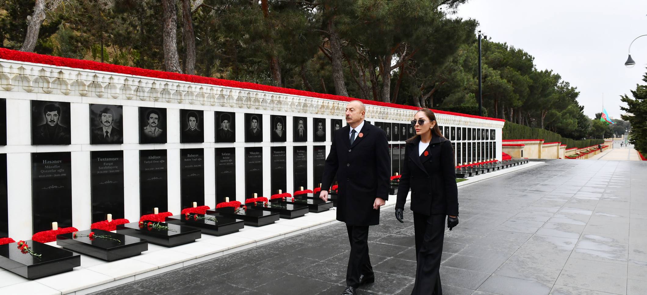 Ильхам Алиев и первая леди Мехрибан Алиева посетили Шехидляр хиябаны в связи с 32-й годовщиной трагедии 20 Января