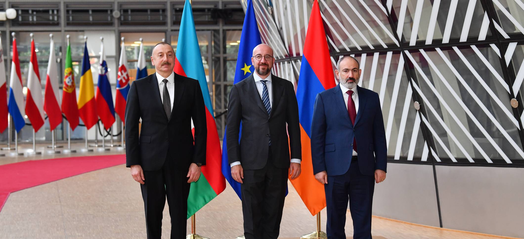 İlham Əliyevin Avropa İttifaqı Şurasının Prezidenti və Ermənistanın baş naziri ilə görüşü başlayıb