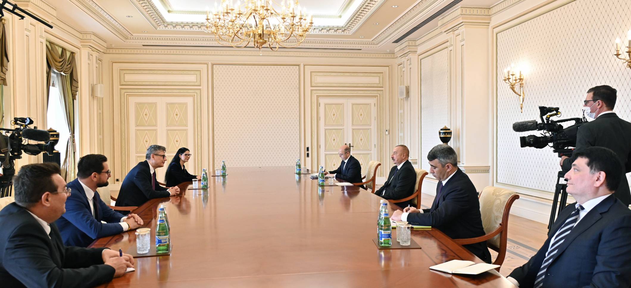 Ильхам Алиев принял делегацию Румынии