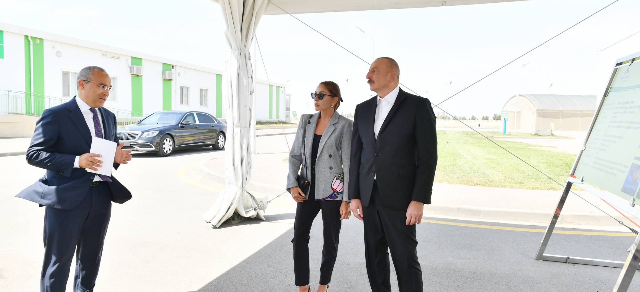 Президент Ильхам Алиев и первая леди Мехрибан Алиева ознакомились с предприятием ООО Grand-Agro İnvitro, приняли участие в открытии перерабатывающего завода ООО «Азбадам»