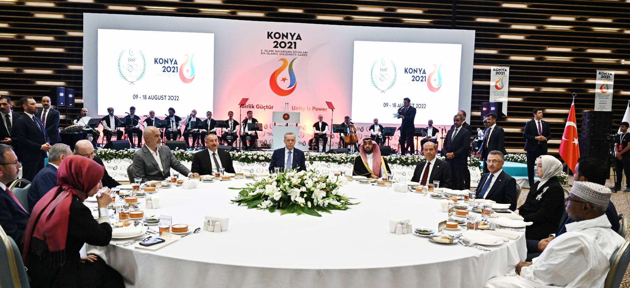 Дан ужин в честь глав государств, правительств и делегаций, участвующих в церемонии открытия Пятой Исламиады