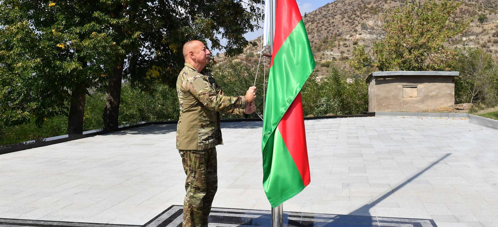 Ильхам Алиев поднял флаг Азербайджана в городе Лачин