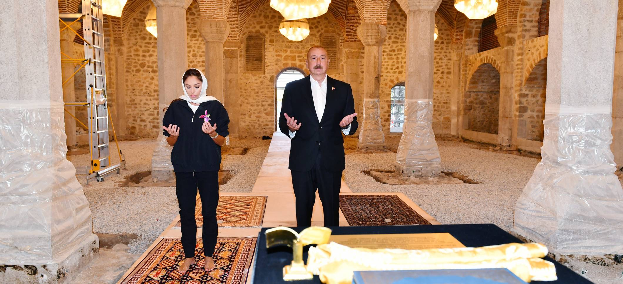 Ильхам Алиев и первая леди Мехрибан Алиева посетили в Шуше мечеть Юхары Говхарага