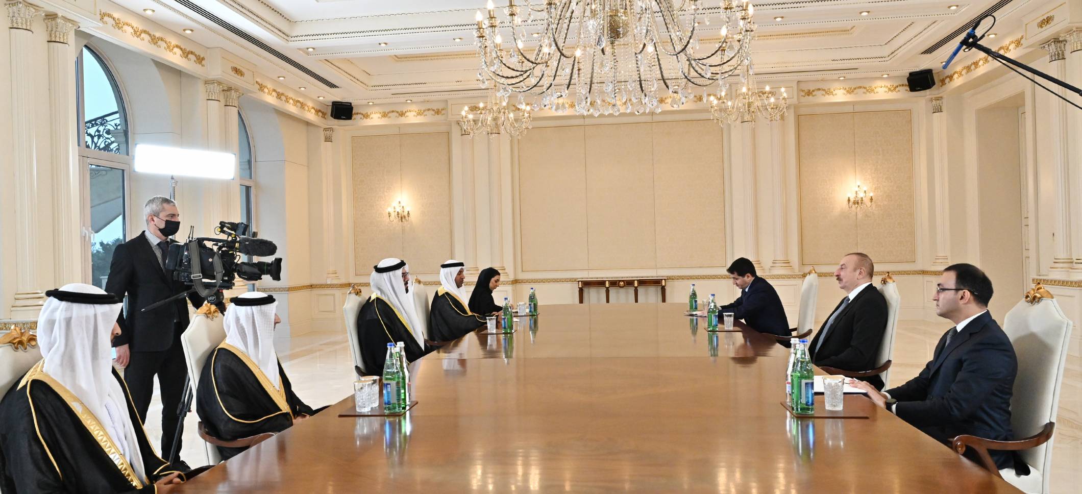 Ильхам Алиев принял министра по делам правительства Объединенных Арабских Эмиратов