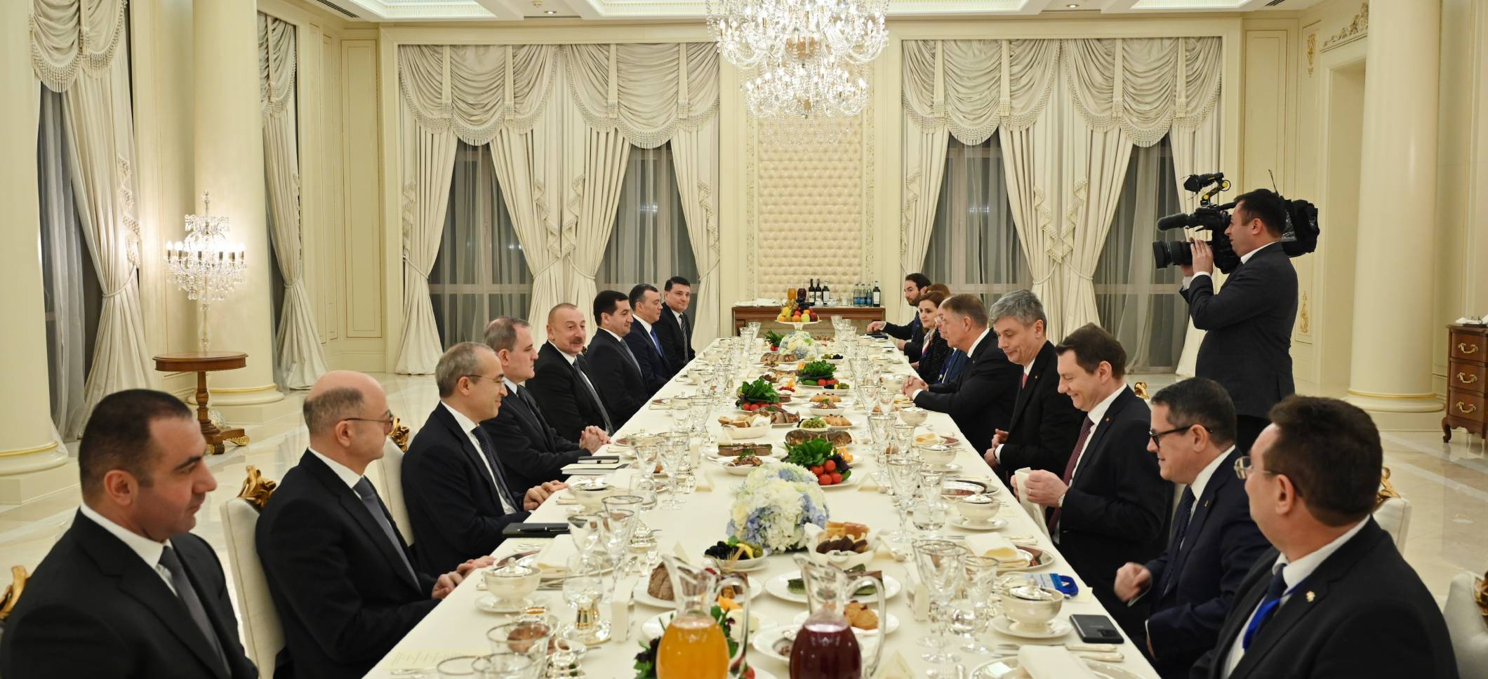 Ilham Aliyev hosted official reception in honor of President of Romania