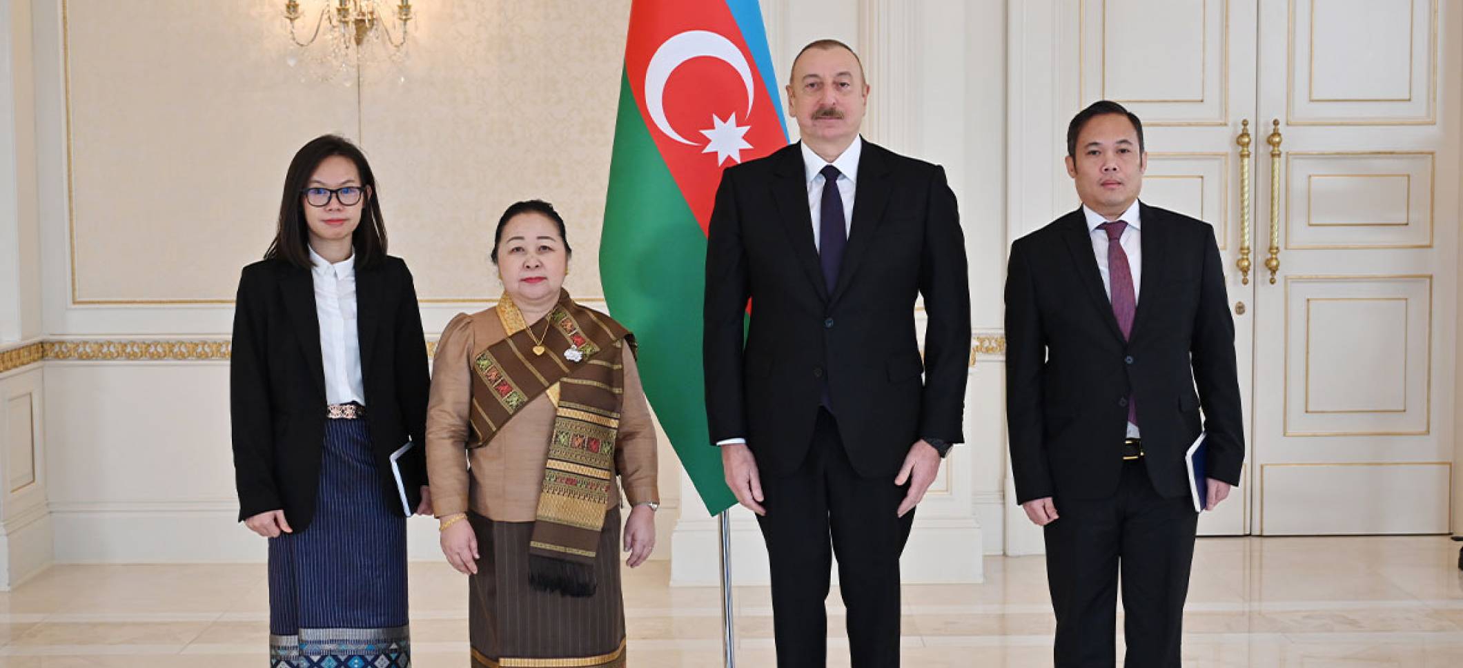 Ильхам Алиев принял верительные грамоты новоназначенного посла Лаоса в Азербайджане