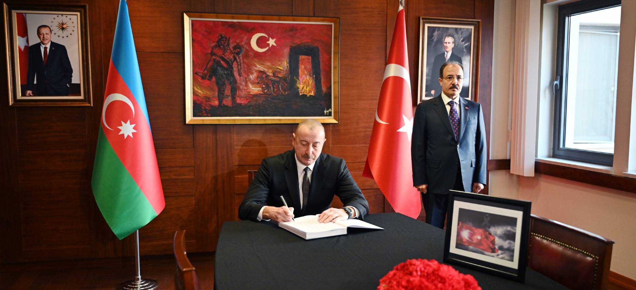 Ильхам Алиев посетил посольство Турции в Азербайджане, выразил соболезнования в связи с многочисленными человеческими жертвами