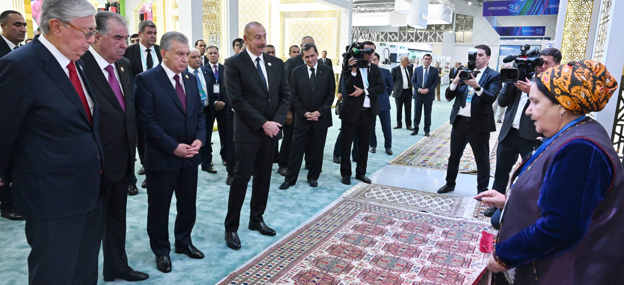 Düşənbədə 5-ci Məşvərət görüşündə iştirak edən dövlət başçıları “EKSPO Mərkəzi Asiya 2023” sərgisi ilə tanış olublar