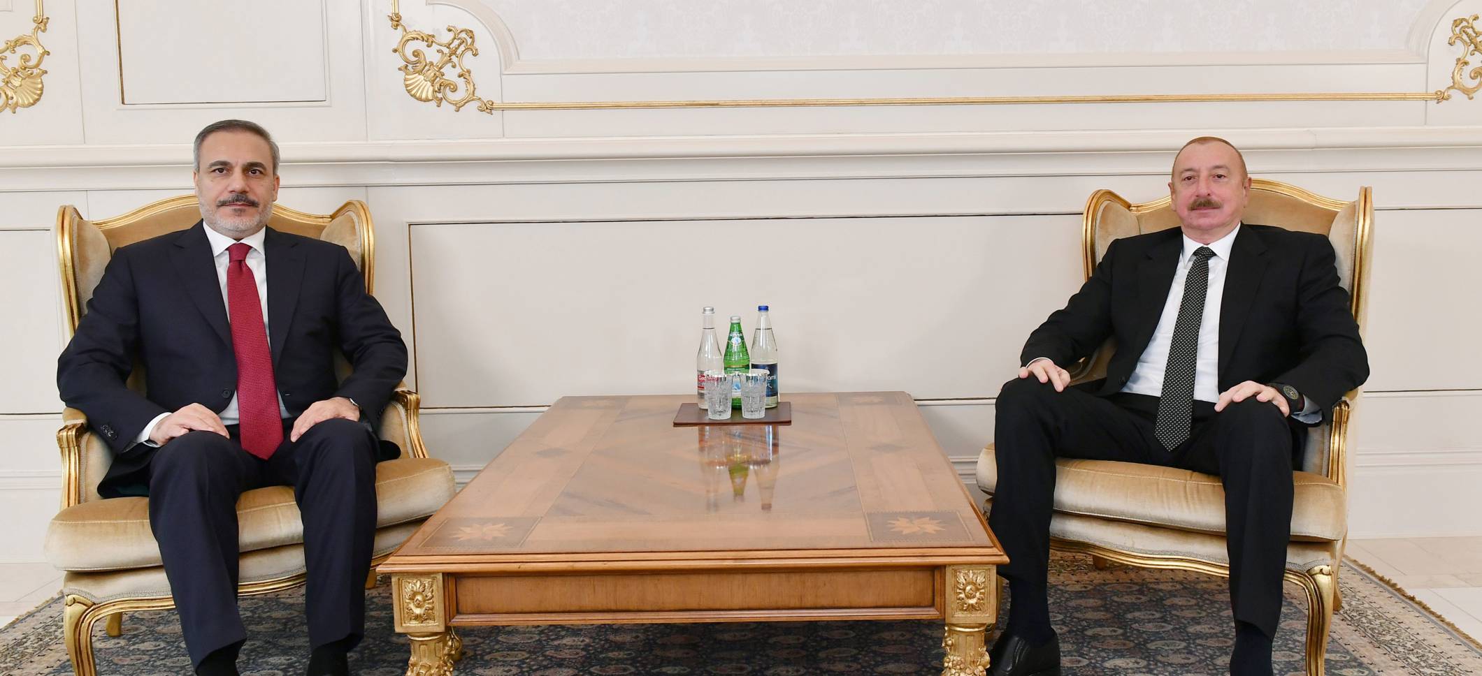 Ильхам Алиев принял министра иностранных дел Турции