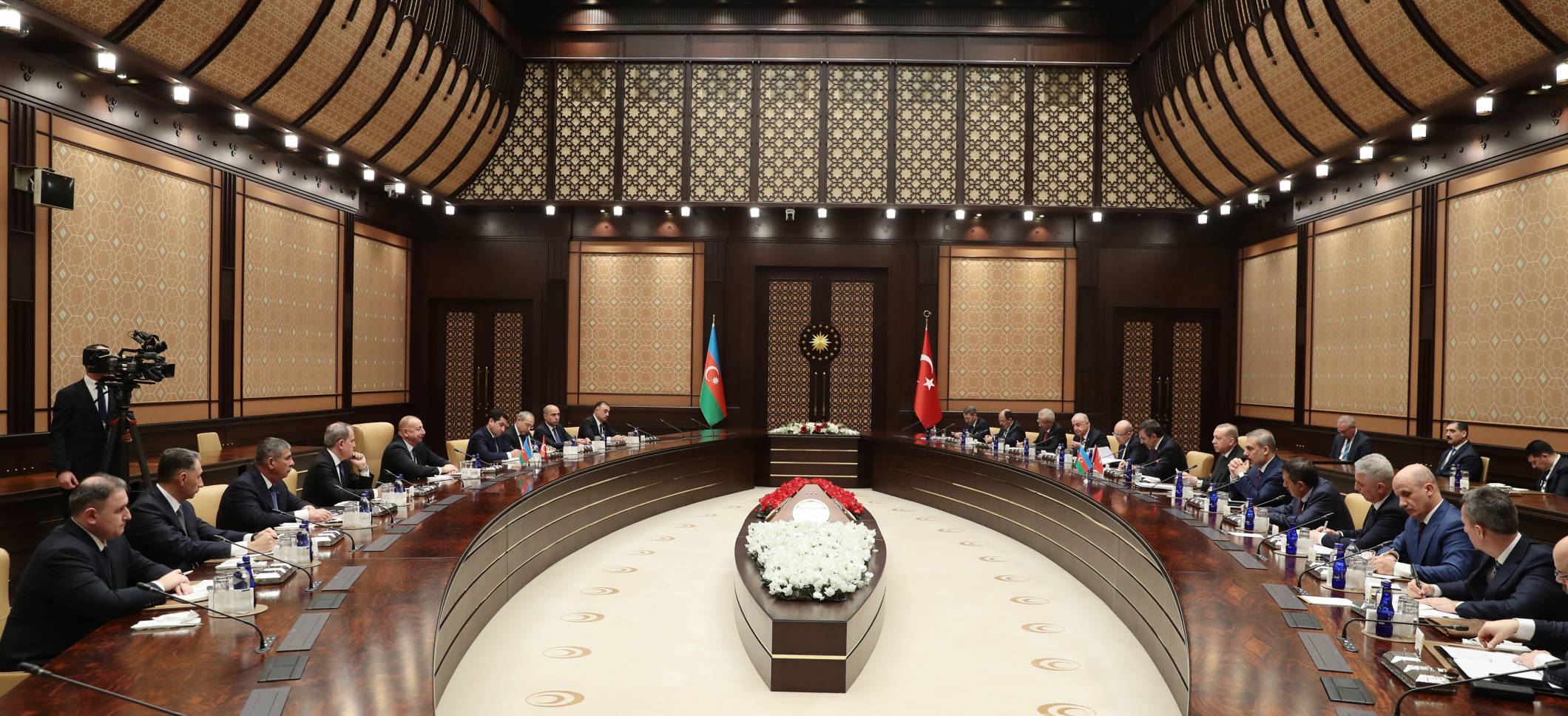 Состоялась встреча Ильхама Алиева и Президента Турции Реджепа Тайипа Эрдогана в расширенном составе
