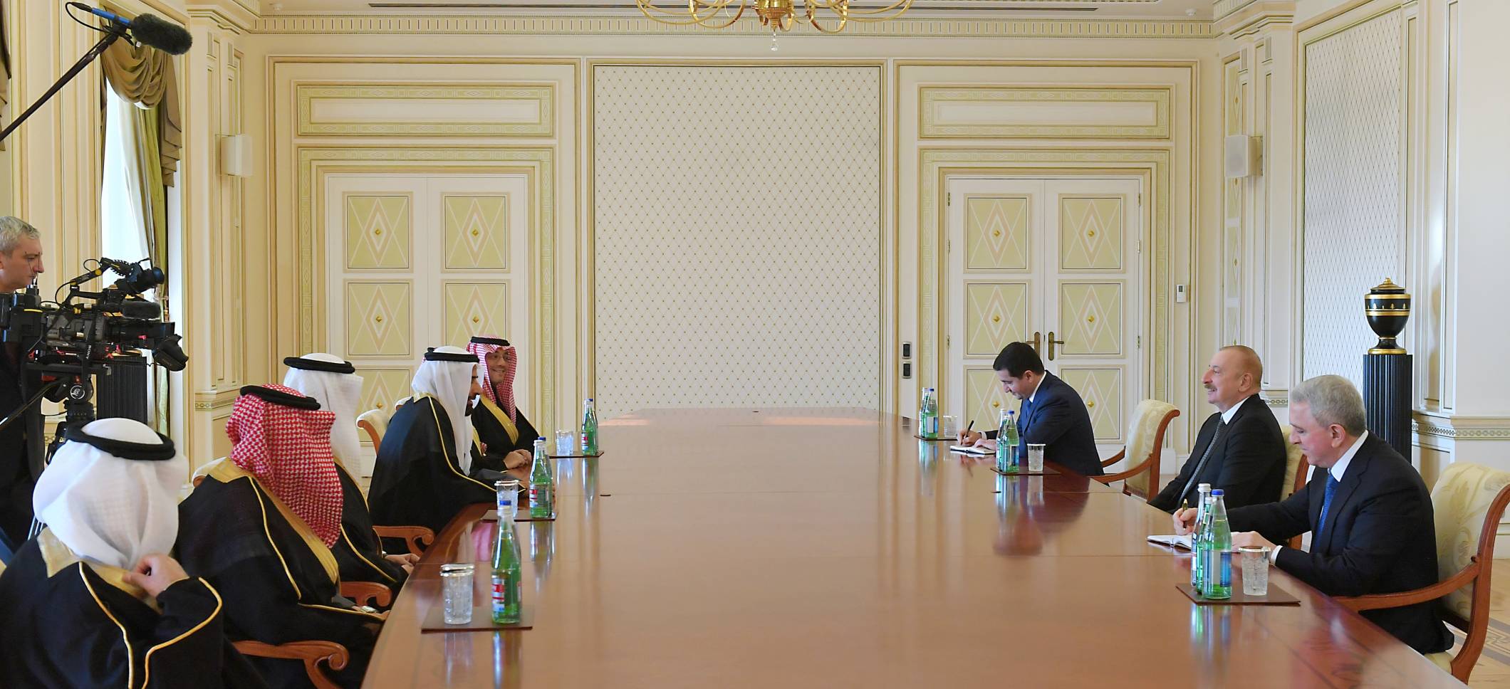 Ильхам Алиев принял министра по делам хаджа и умры Саудовской Аравии 