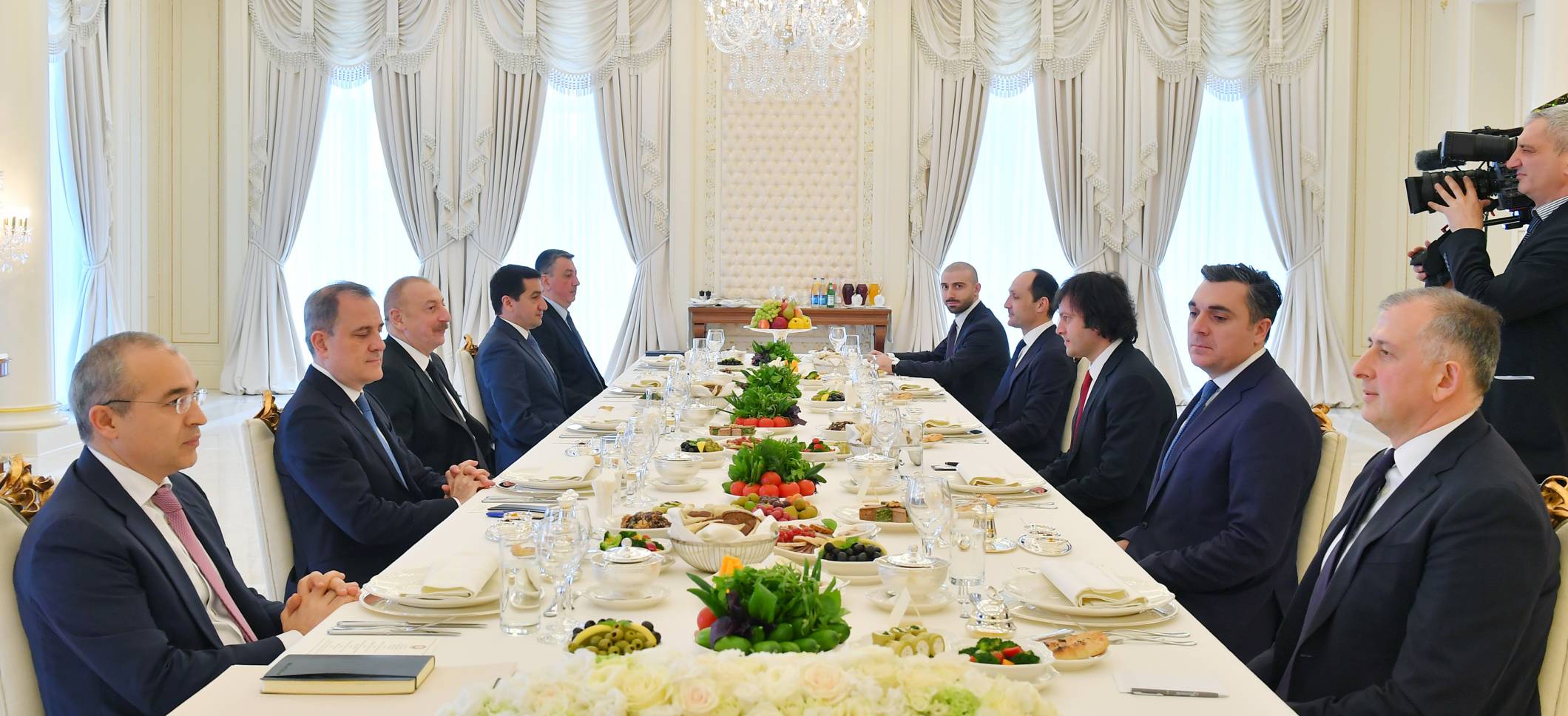 Состоялась встреча Президента Ильхама Алиева с премьер-министром Грузии Ираклием Кобахидзе в расширенном составе