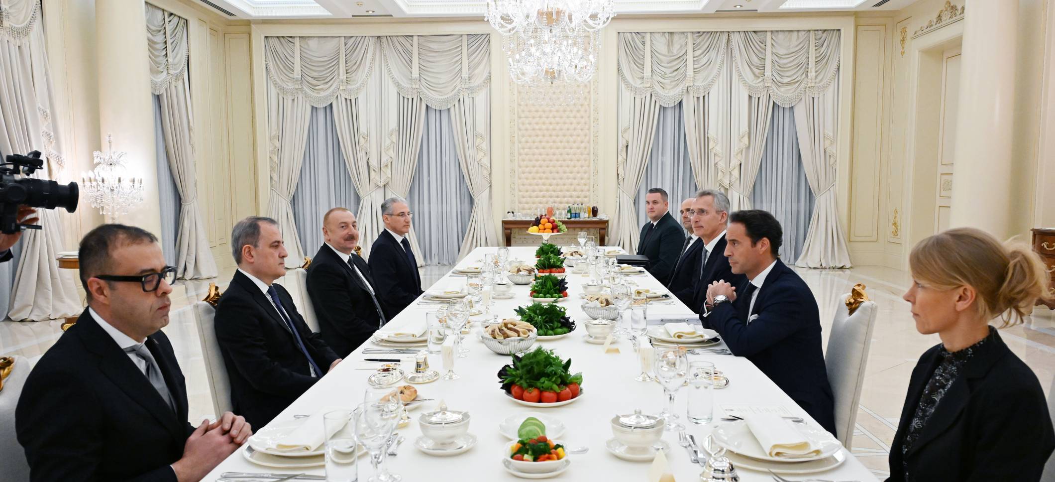 Состоялась встреча Президента Ильхама Алиева с генеральным секретарем НАТО в расширенном составе в ходе ужина