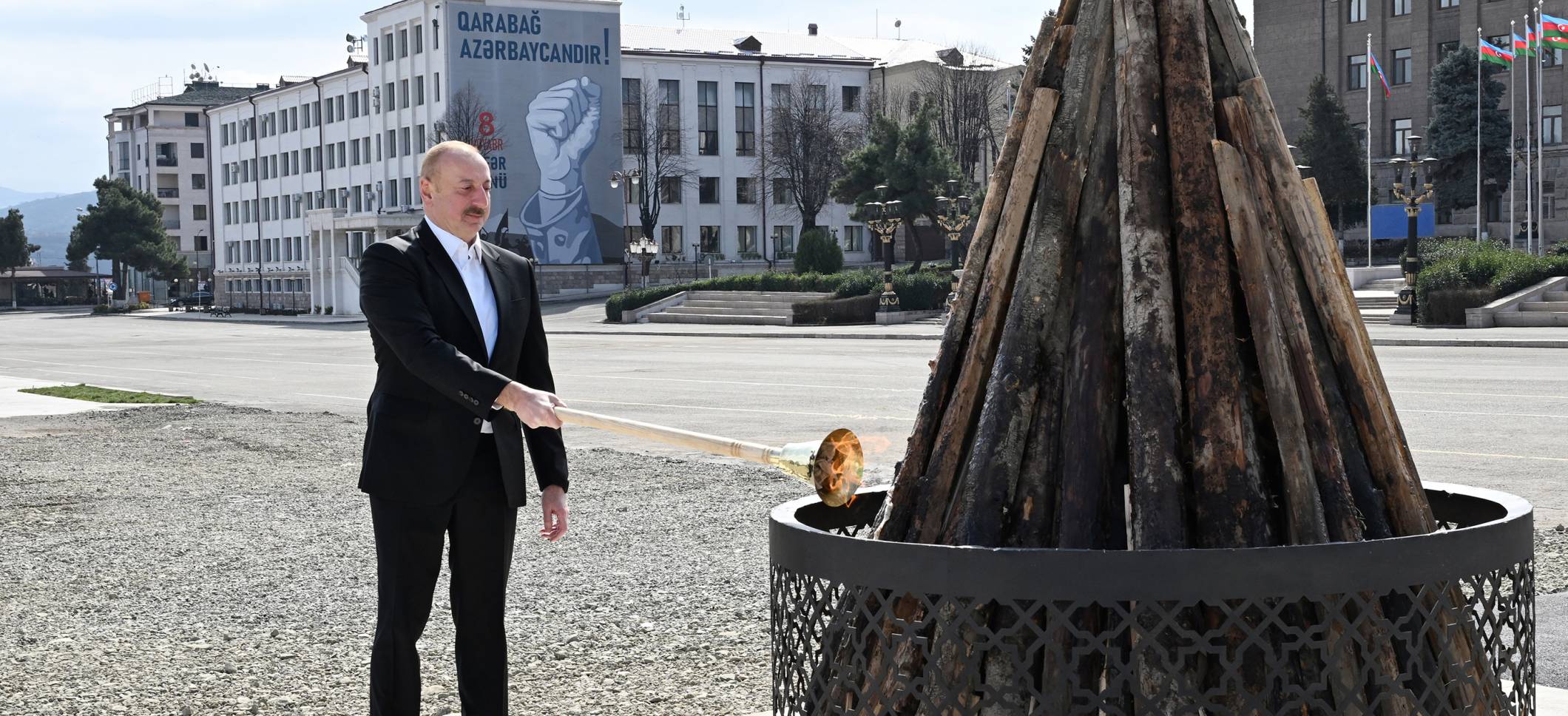 İlham Əliyev Xankəndi şəhərində Novruz tonqalını alovlandırıb