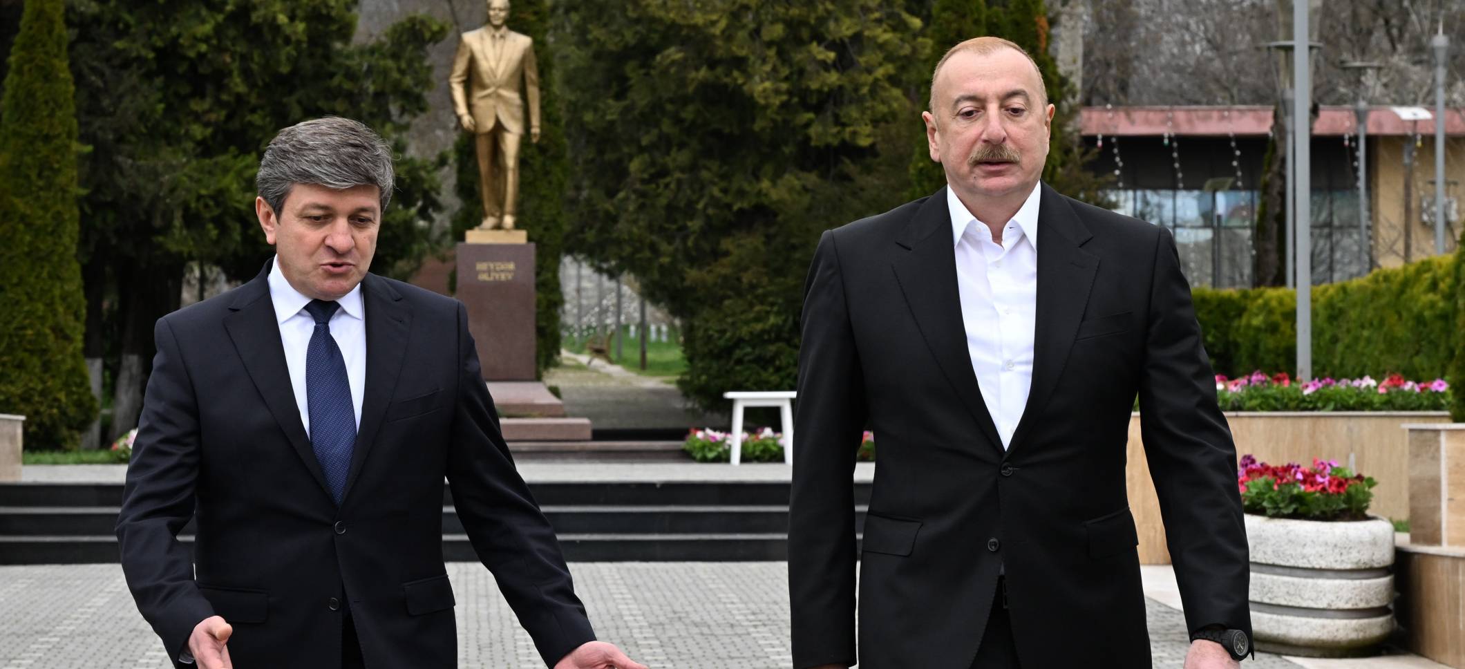 Ильхам Алиев посетил установленный в городе Габала памятник общенациональному лидеру Гейдару Алиеву