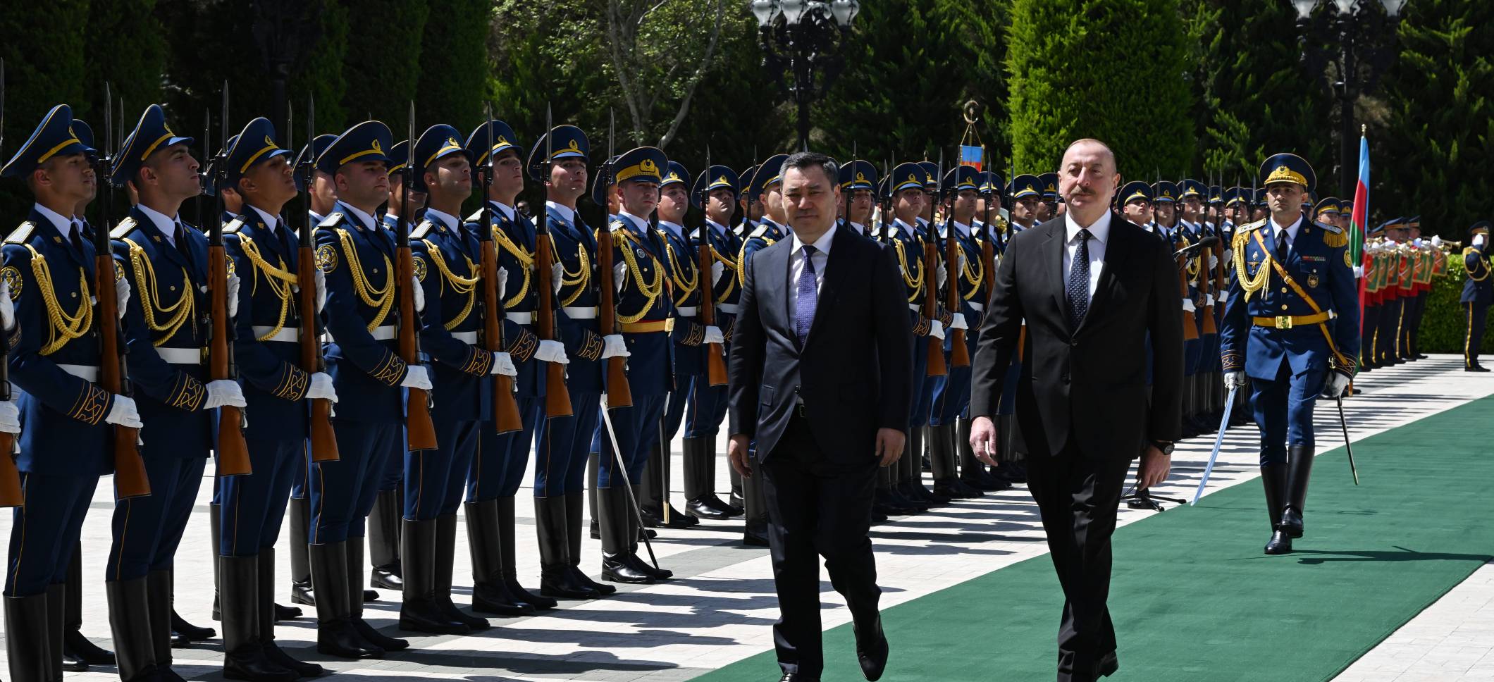 İlham Əliyev Qırğızıstan Prezidenti Sadır Japarovu qarşıladı