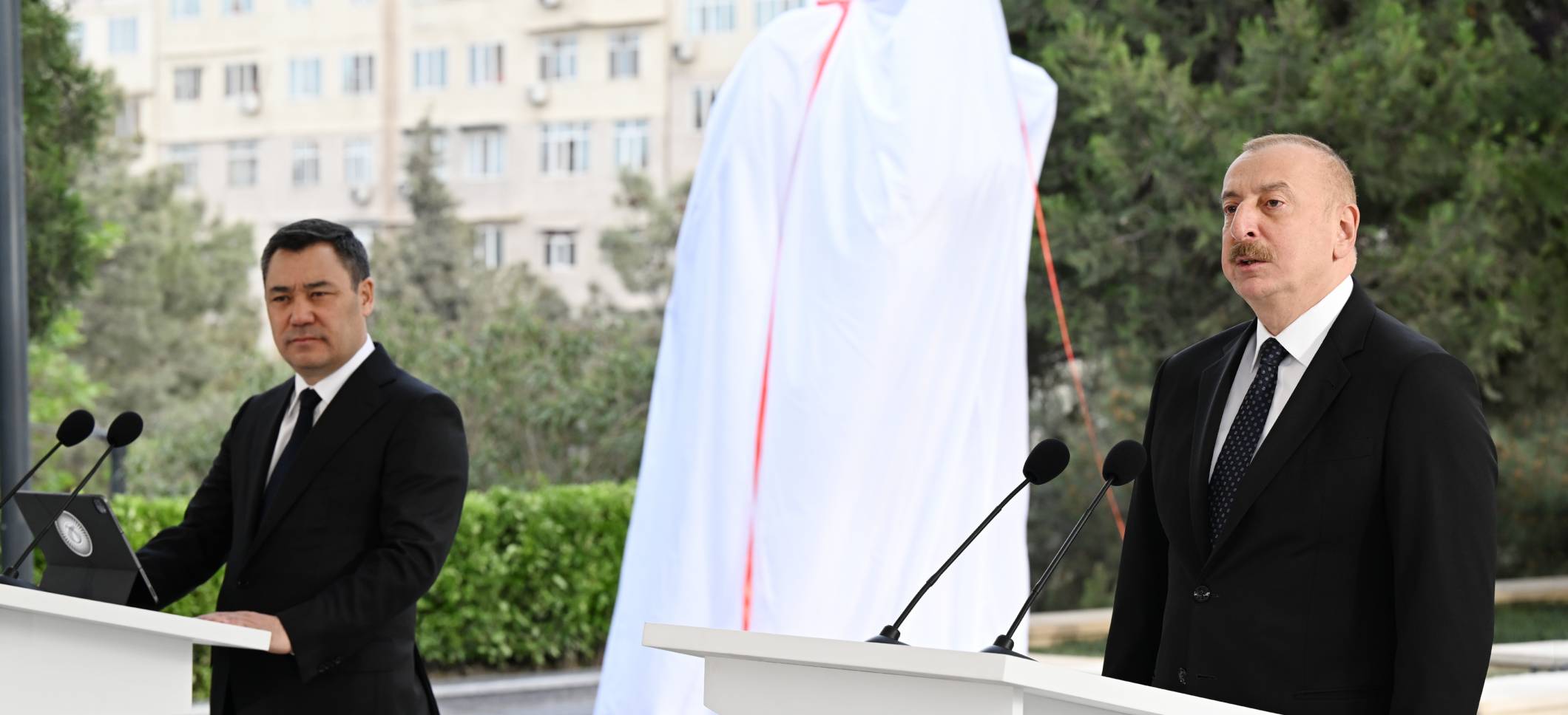 Ильхам Алиев и Президент Садыр Жапаров приняли участие в церемонии открытия памятника Чингизу Айтматову в Баку