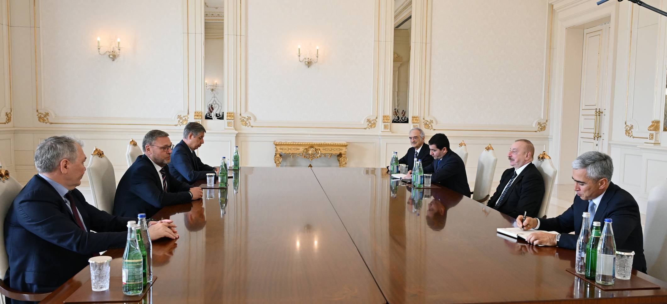 Ильхам Алиев принял заместителя председателя Совета Федерации России и председателя комитета Государственной Думы