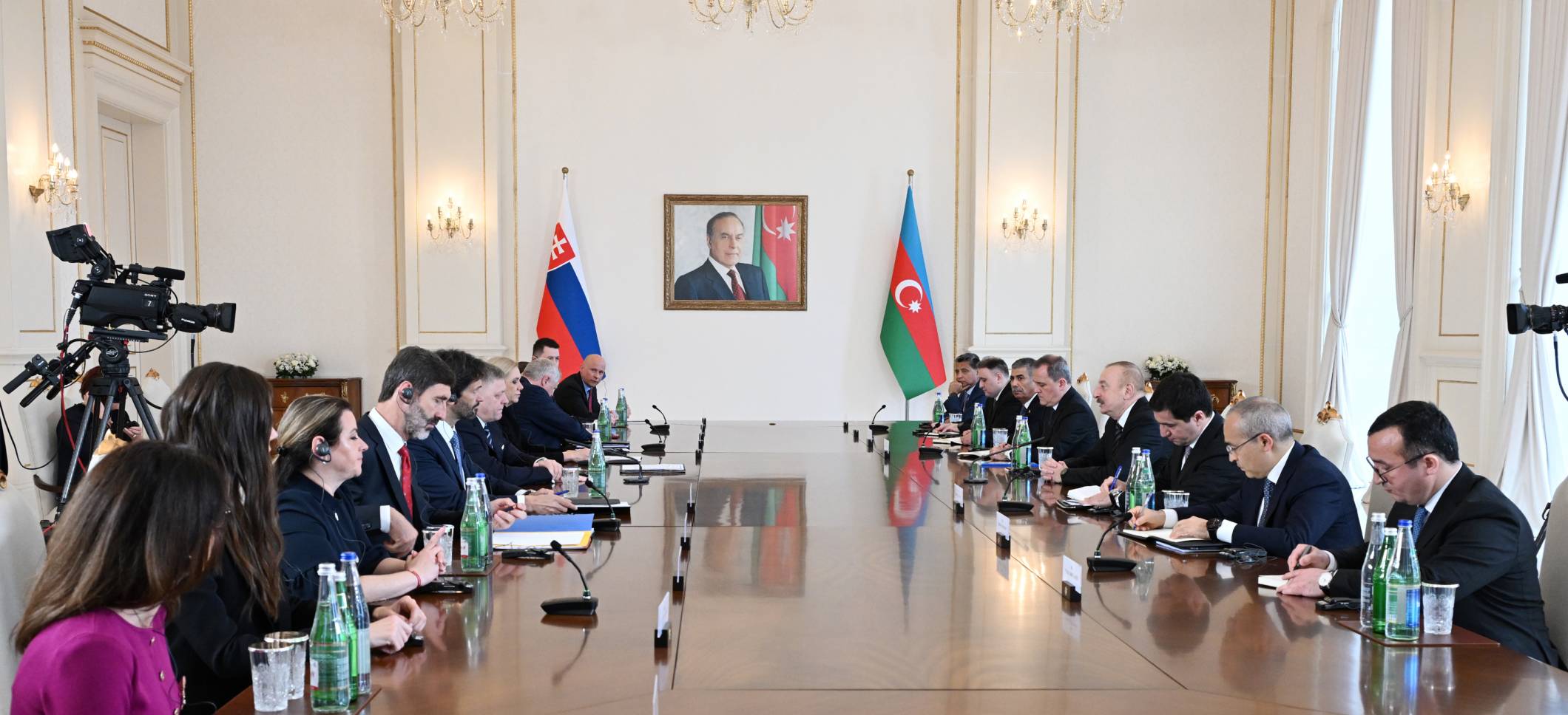 Началась встреча Ильхама Алиева с премьер-министром Словакии в расширенном составе
