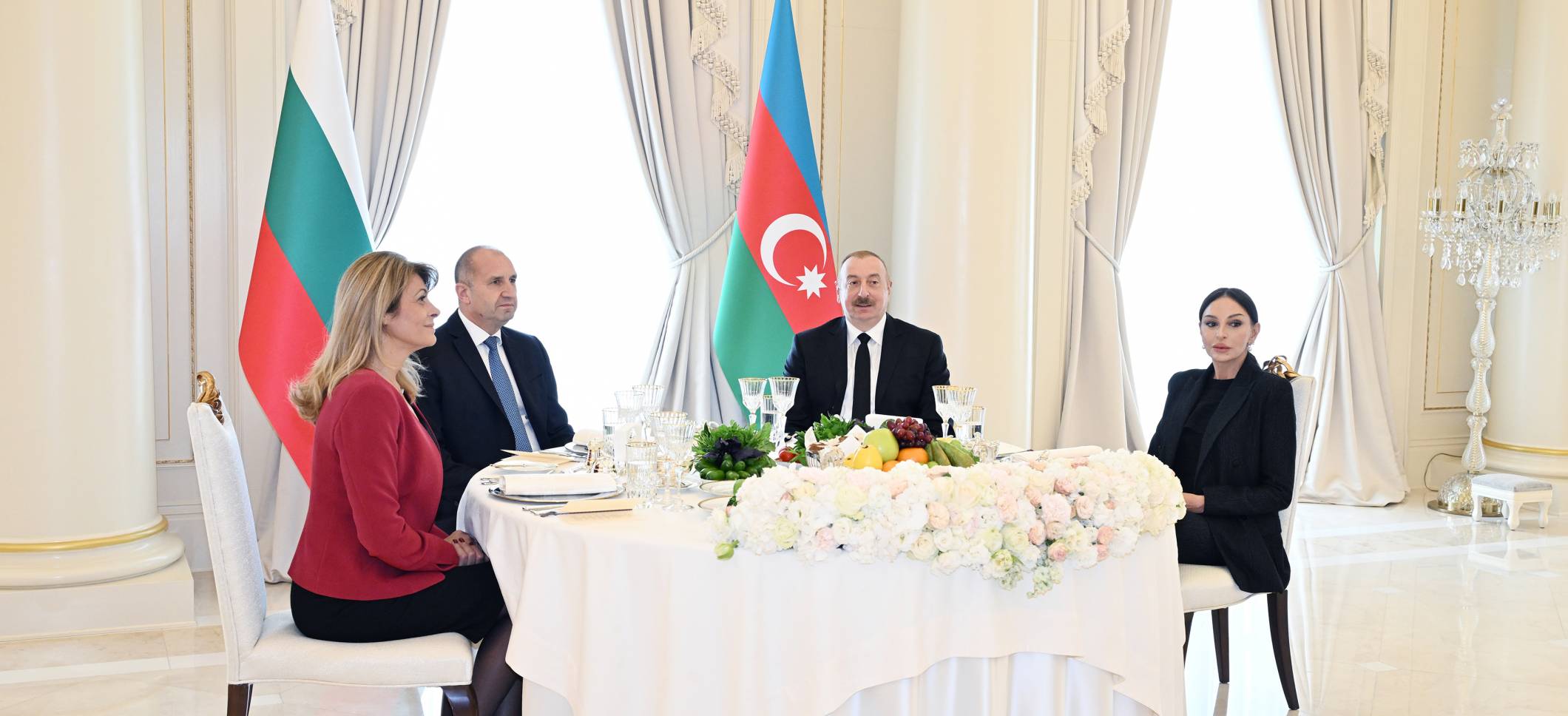 От имени Ильхама Алиева и первой леди Мехрибан Алиевой был дан официальный обед в честь Президента Республики Болгария Румена Радева