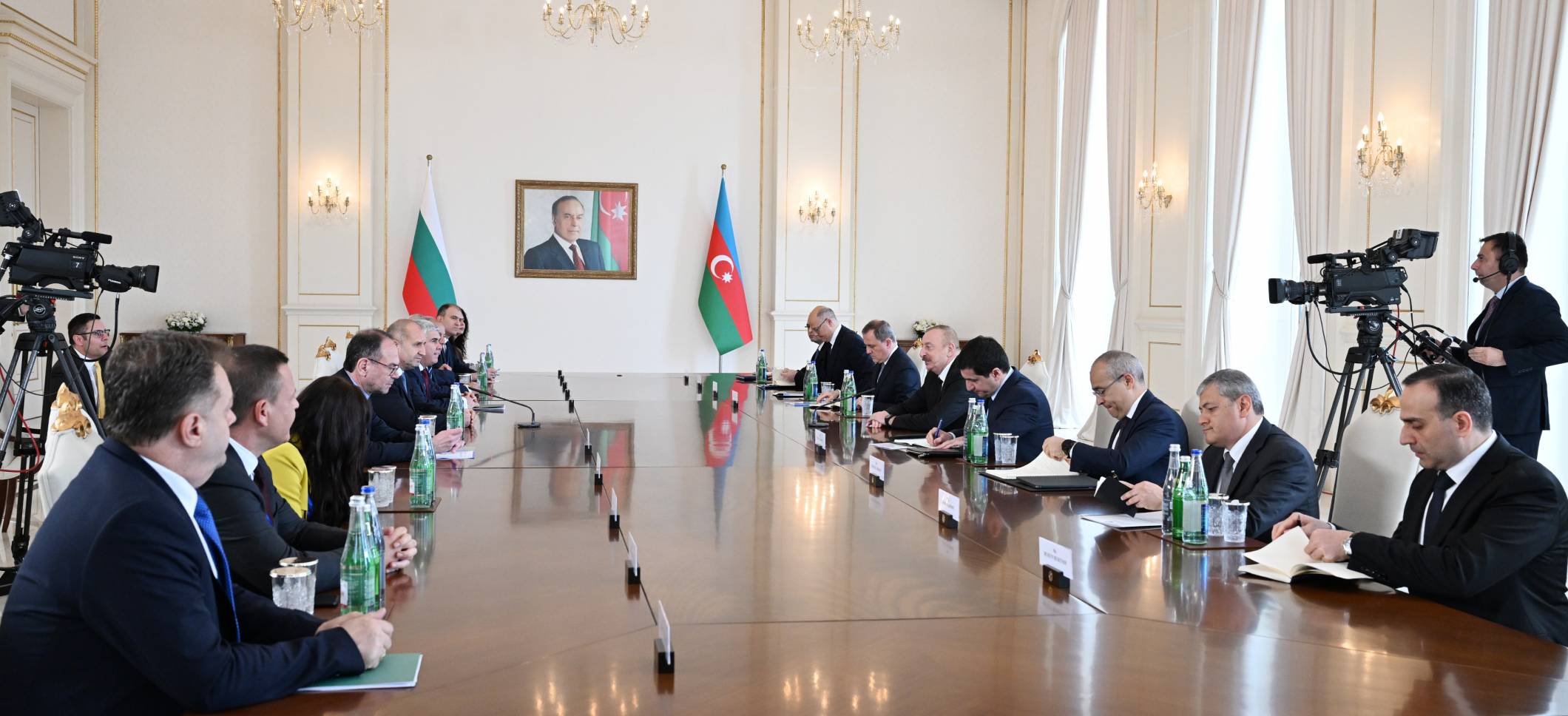 Началась встреча Ильхама Алиева и Президента Болгарии Румена Радева в расширенном составе