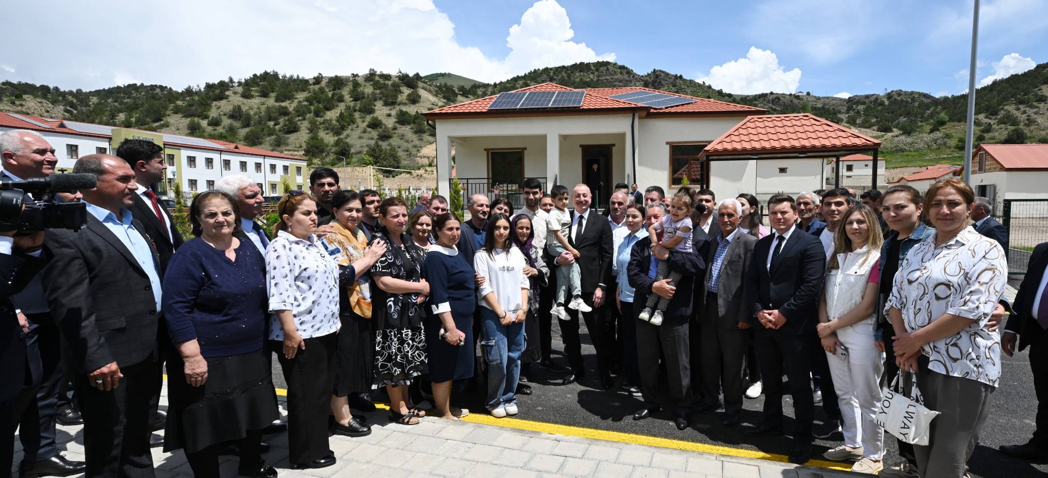 Ильхам Алиев встретился с жителями, переселившимися в село Сус Лачинского района, принял участие в открытии малых гидроэлектростанций