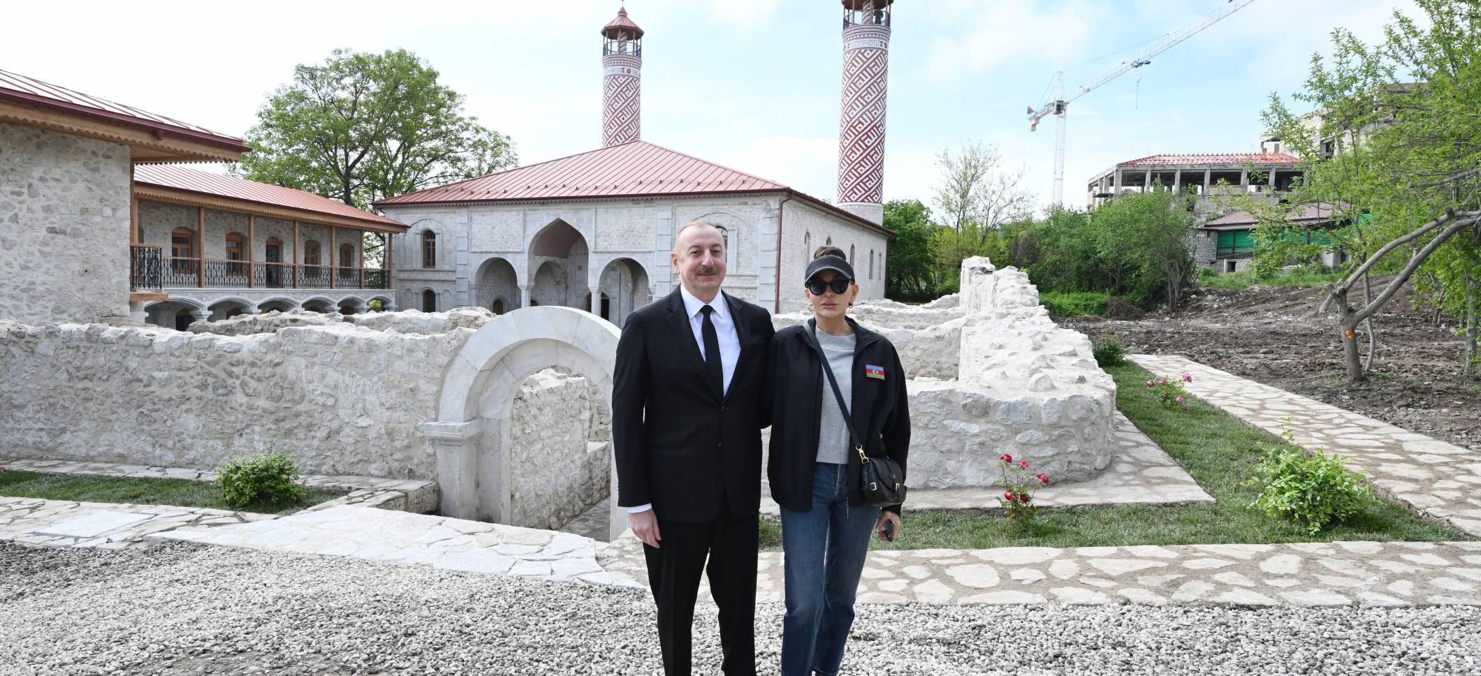 Ильхам Алиев и первая леди Мехрибан Алиева ознакомились с реставрационными работами, проводимыми в мечети Ашагы Говхар Ага в Шуше