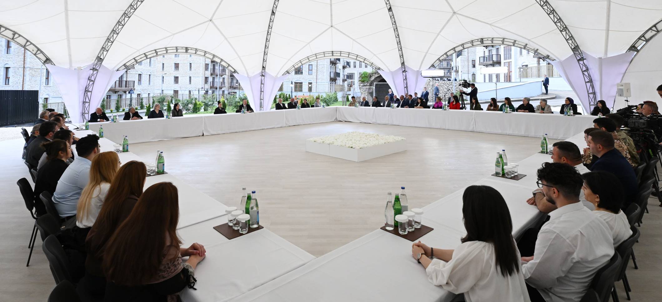 Ильхам Алиев и первая леди Мехрибан Алиева приняли участие в открытии первого жилого комплекса в Шуше и встретились с первыми жителями, переселившимися в город