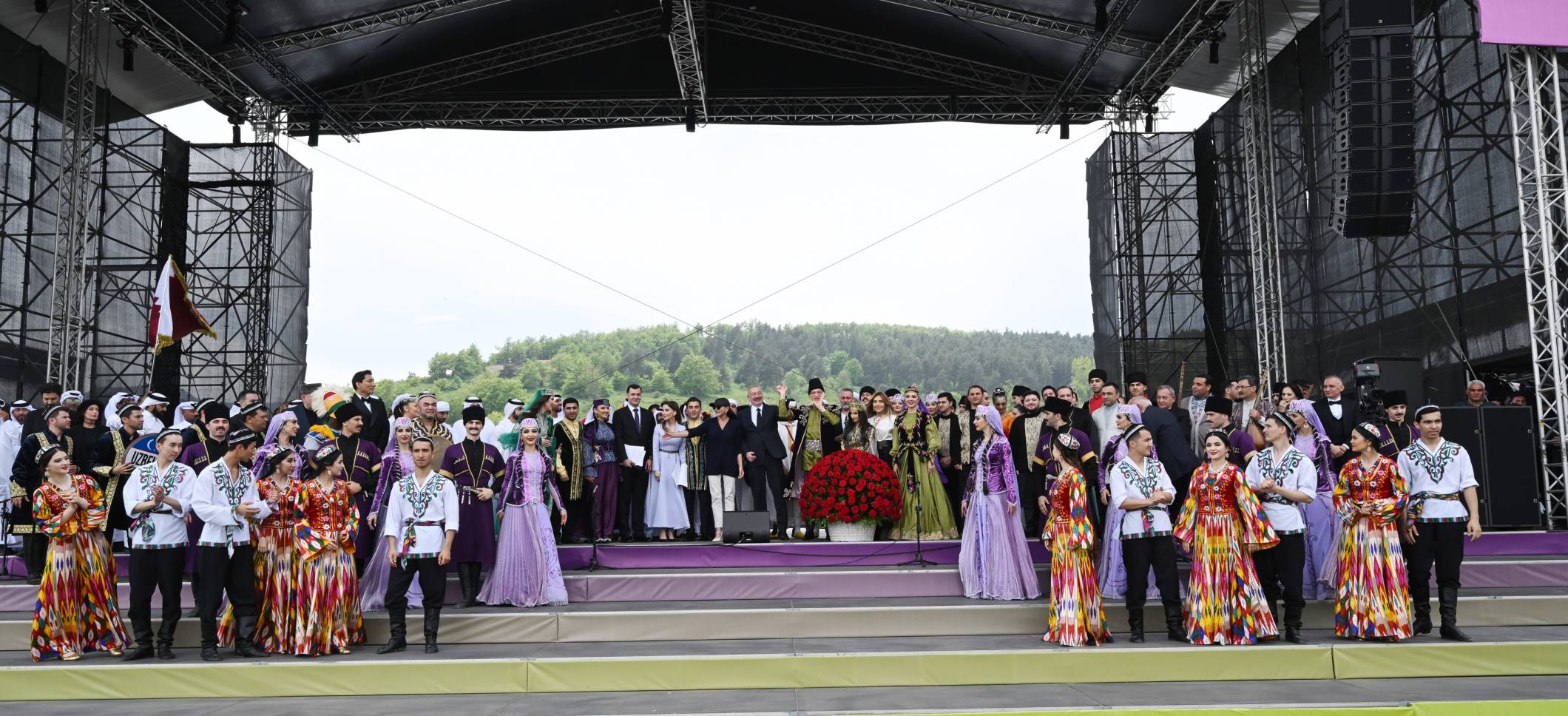 Ильхам Алиев и первая леди Мехрибан Алиева принимают участие в открытии VII Международного музыкального фестиваля «Харыбюльбюль» в Шуше