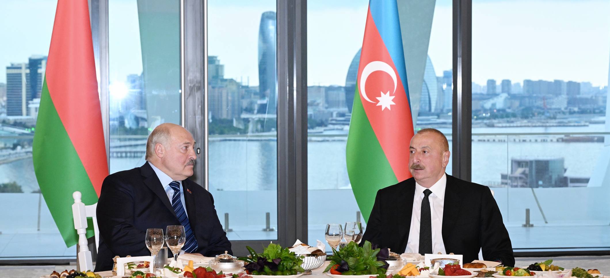 Во дворце «Гюлистан» от имени Президента Ильхама Алиева проходит государственный прием в честь Президента Александра Лукашенко