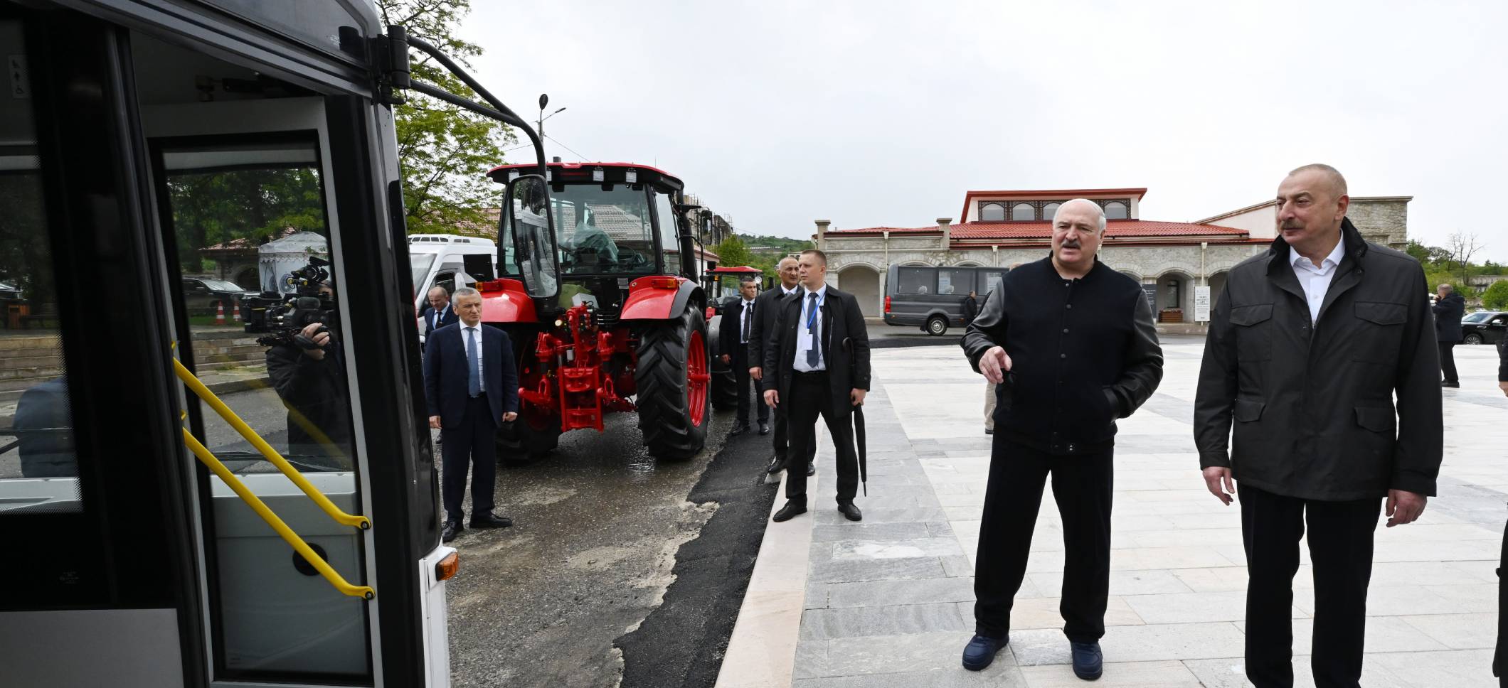 Ильхам Алиев и Александр Лукашенко осмотрели в Шуше автобус совместного азербайджано-белорусского производства и тракторы, подаренные Президентом Беларуси