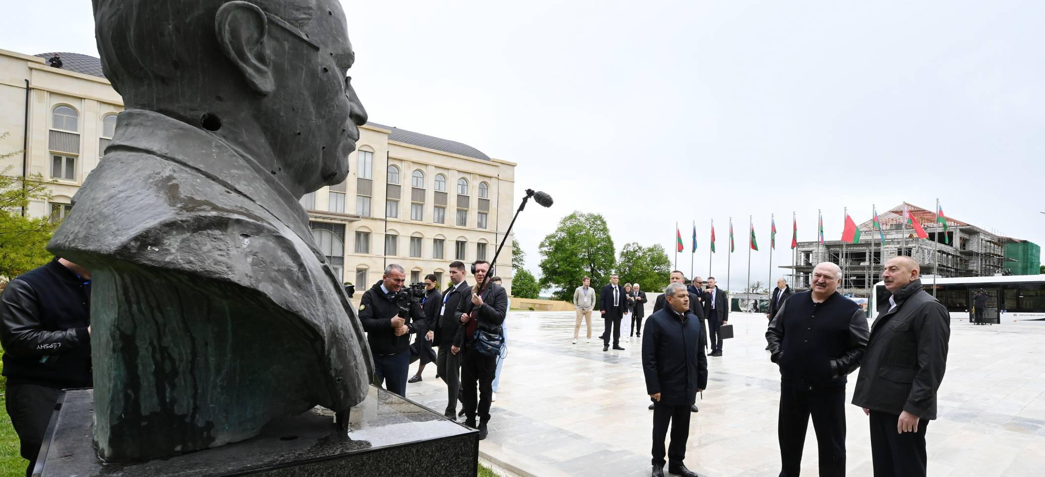 Президенты Азербайджана и Беларуси осмотрели в Шуше расстрелянные во время оккупации памятники Натаван, Бюльбюлю и Узеиру Гаджибейли