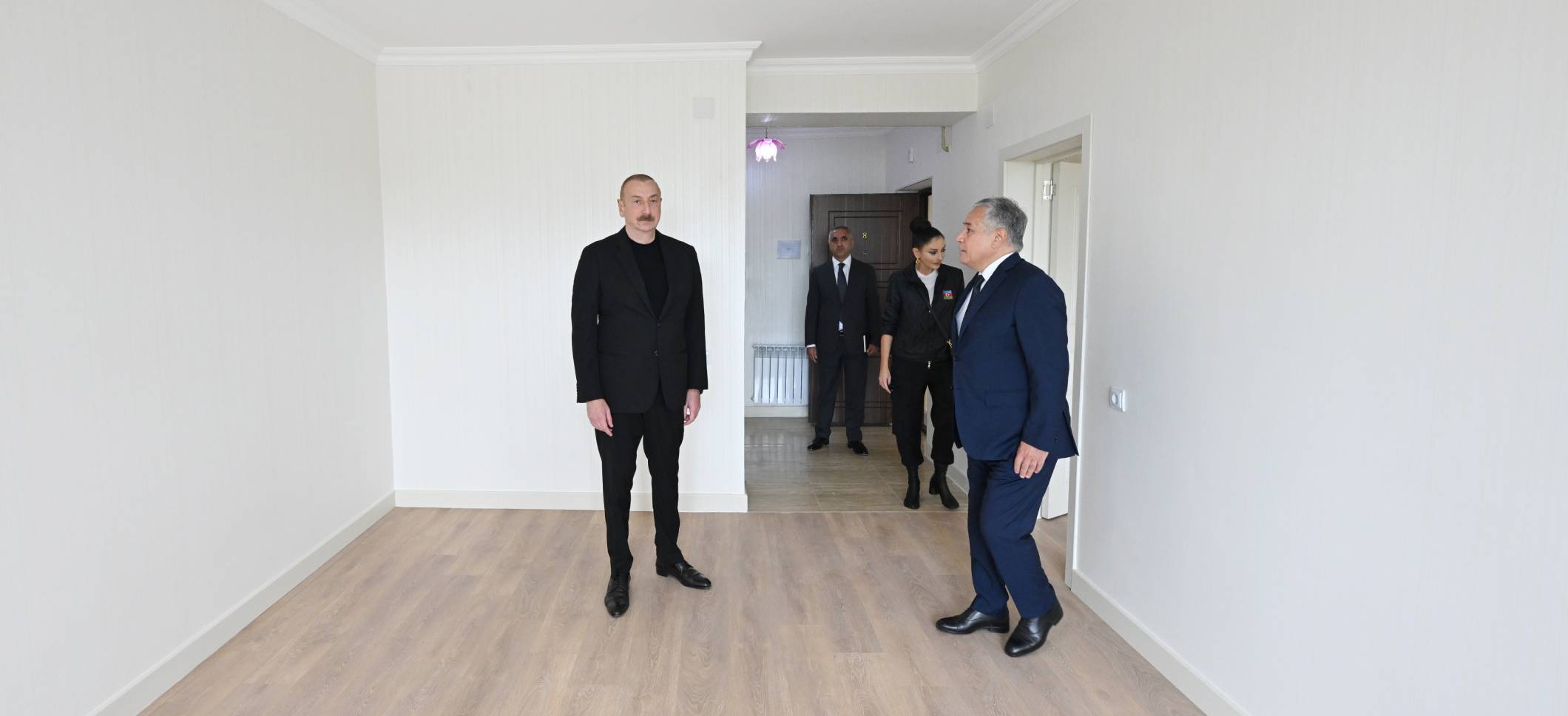 Ильхам Алиев и первая леди Мехрибан Алиева ознакомились с условиями, созданными после ремонта и реконструкции в 15 многоквартирных зданиях в городе Ходжалы