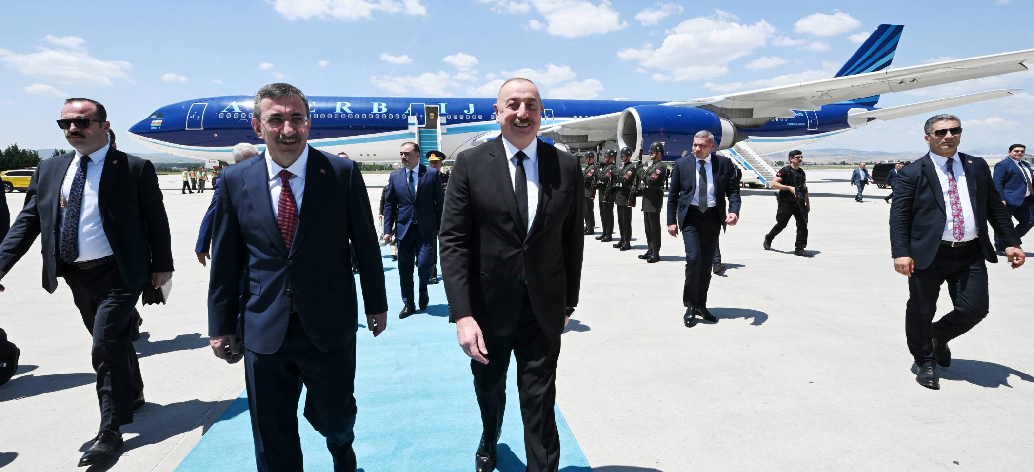 Ильхам Алиев по приглашению Президента Турции Реджепа Тайипа Эрдогана прибыл с рабочим визитом в Анкару