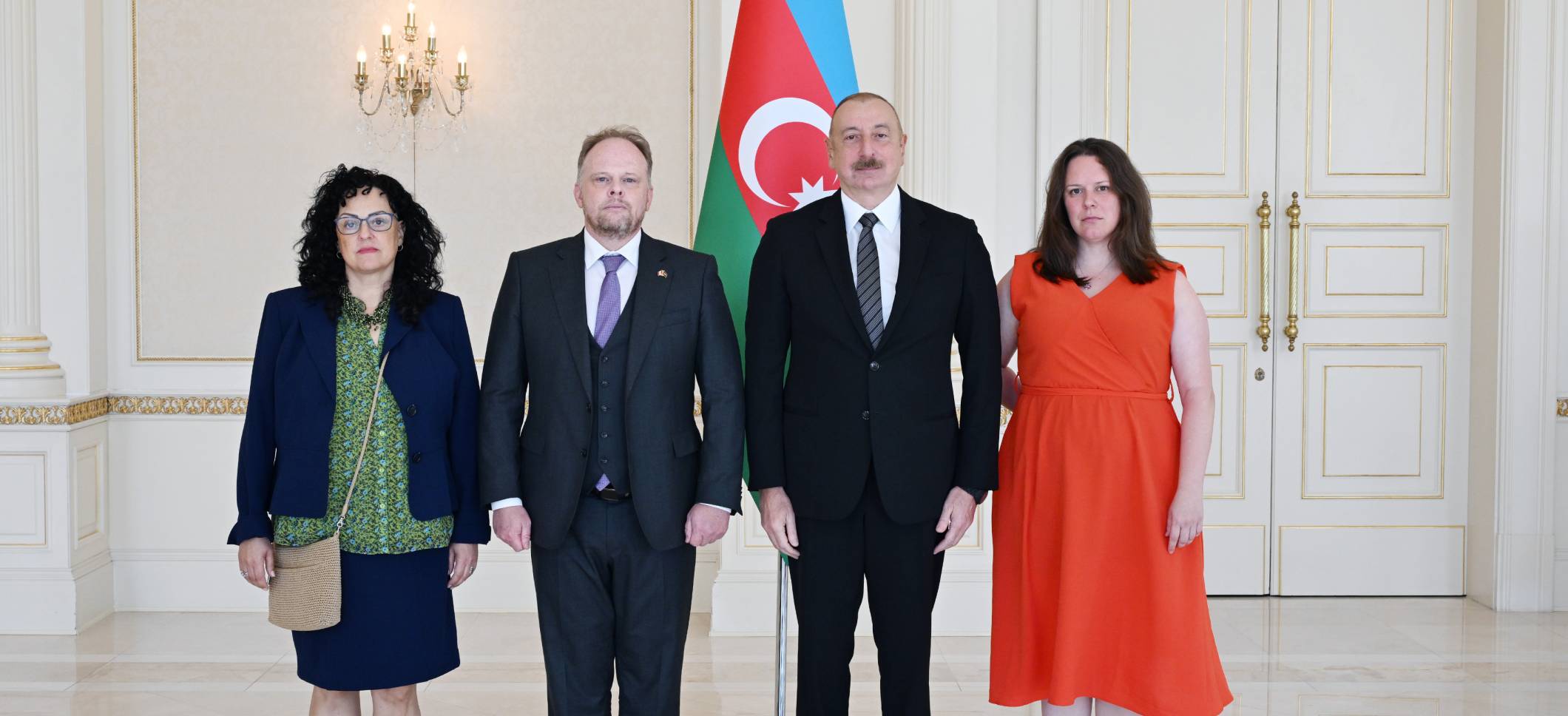 Ильхам Алиев принял верительные грамоты новоназначенного посла Канады в нашей стране