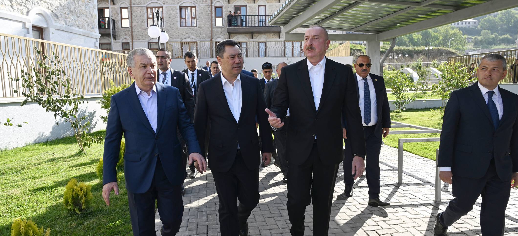 Президенты Азербайджана, Узбекистана и Кыргызстана побывали в первом жилом комплексе и мечети Ашагы Говхар Ага в Шуше, совершили прогулку по городу