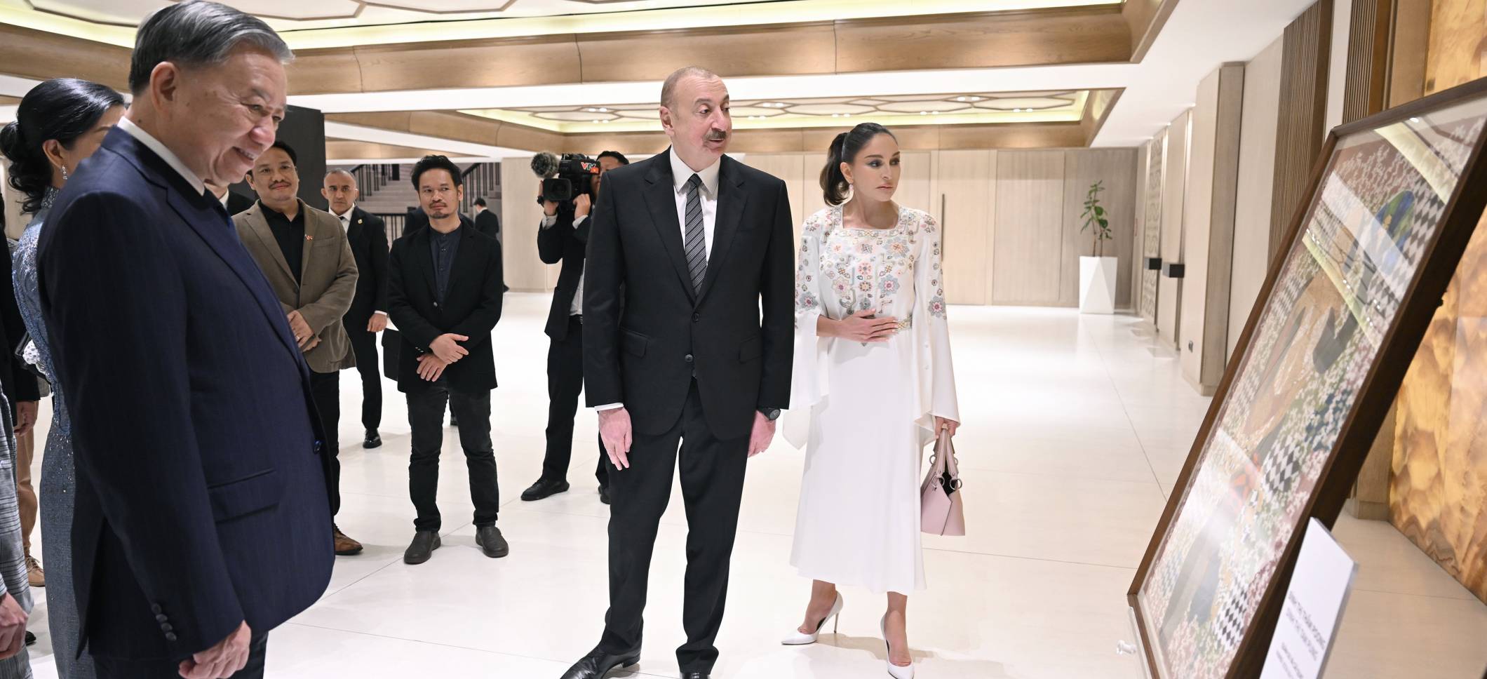 Leaders of Azerbaijan and Vietnam viewed exhibition of Vietnamese paintings