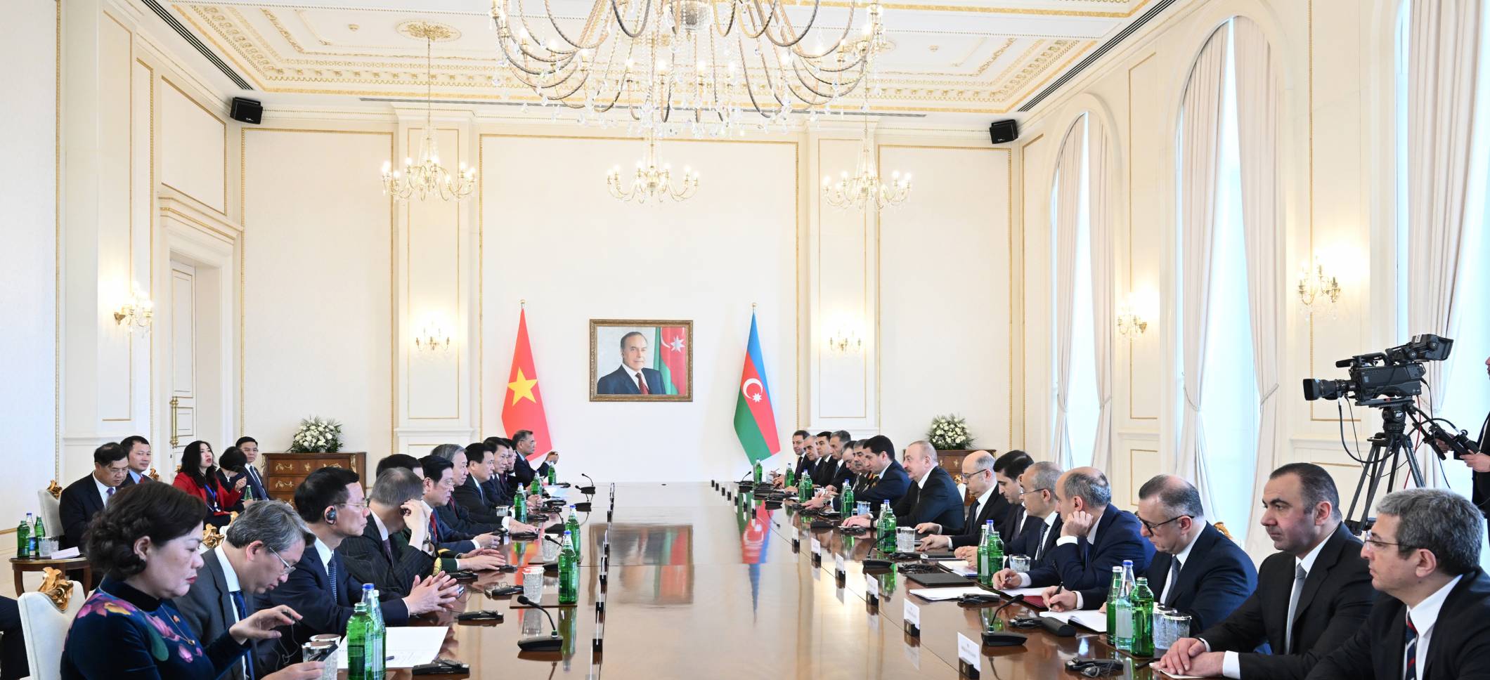Ilham Aliyev’s expanded meeting with General Secretary of Central Committee of Communist Party of Vietnam commenced