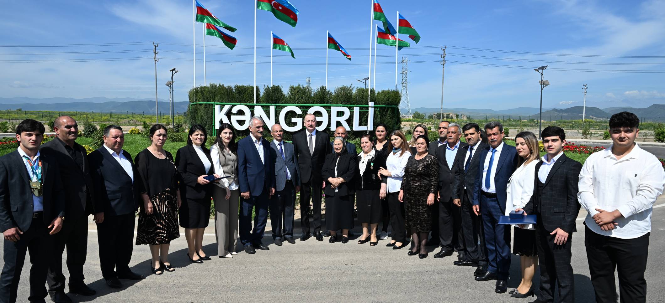 Ilham Aliyev met with residents who moved to Kangarli village in Aghdam and presented them with keys to their new homes