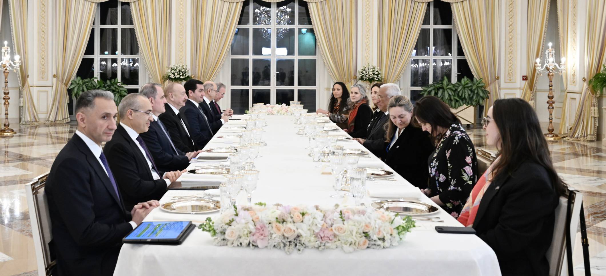 İlham Əliyevin Avropa İttifaqı Şurasının Prezidenti ilə rəsmi nahar əsnasında geniş tərkibdə görüşü olub